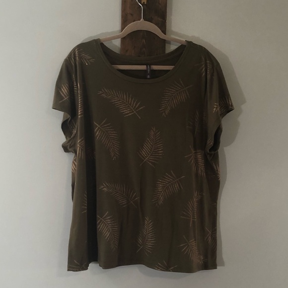 Massini Tops - Short sleeve tee by Massini, Size 2X